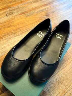 NWT Clarks black “book pump” in size 7 great casual slip on shoes